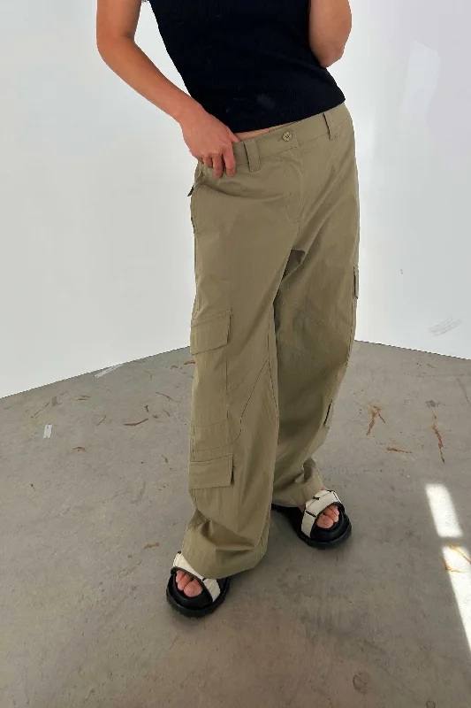 Women's Cargo Pants with Belt Loops in Tan for a Complete and Polished LookCOTTON NYLON CARGO PANT