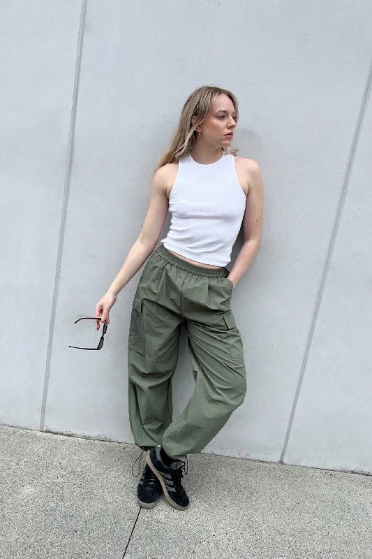 Women's Skinny Fit Leather - Look Cargo Pants in Black for a Bold and Edgy EnsemblePARACHUTE CARGO PANT