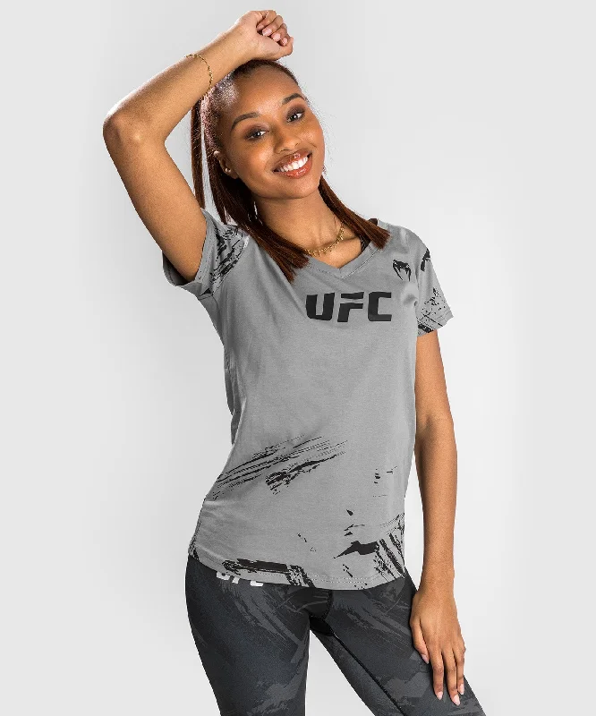 Pocketed Women T Shirt for Added FunctionalityUFC Venum Authentic Fight Week 2.0 Women’s Short Sleeve T-Shirt - Grey