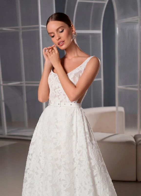 Mini wedding guest dresses with glittery accents for a trendy lookSquare Neckline Sleveless Wedding Dress