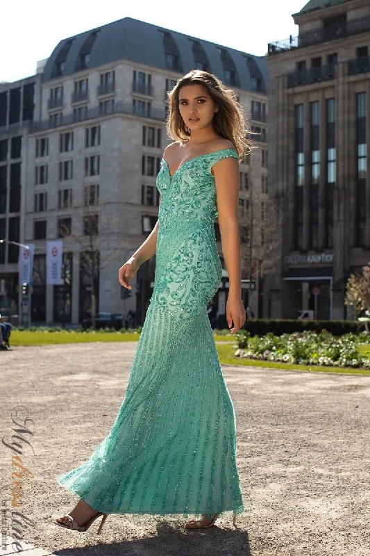 Prom dresses with side - slit pockets and solid - color fabrics for a practical and stylish formal lookChic and Holland AN1488