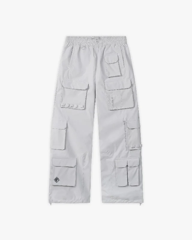 Women's Cropped Cargo Pants in Khaki with Multiple Pockets for a Practical and Fashionable StyleONYX CARGO LIGHT GREY